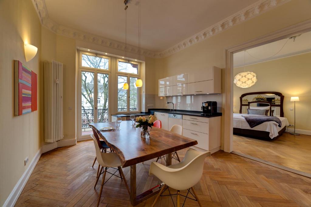 a kitchen and dining room with a table and chairs at Zweite Heimat Heidelberg in Heidelberg