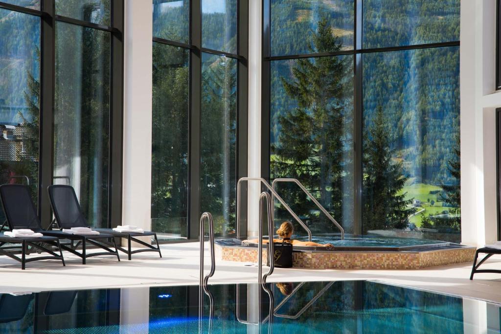 Bazén v ubytování Hotel Goldried nebo v jeho okolí
