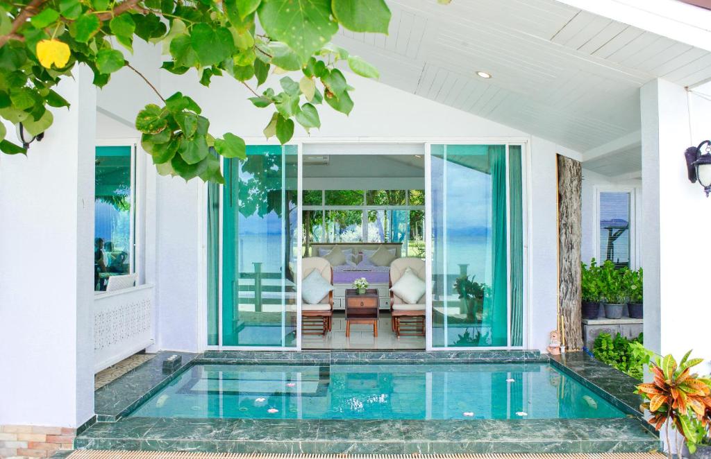 Bazén v ubytování Racha Island Resort (Rayaburi) nebo v jeho okolí
