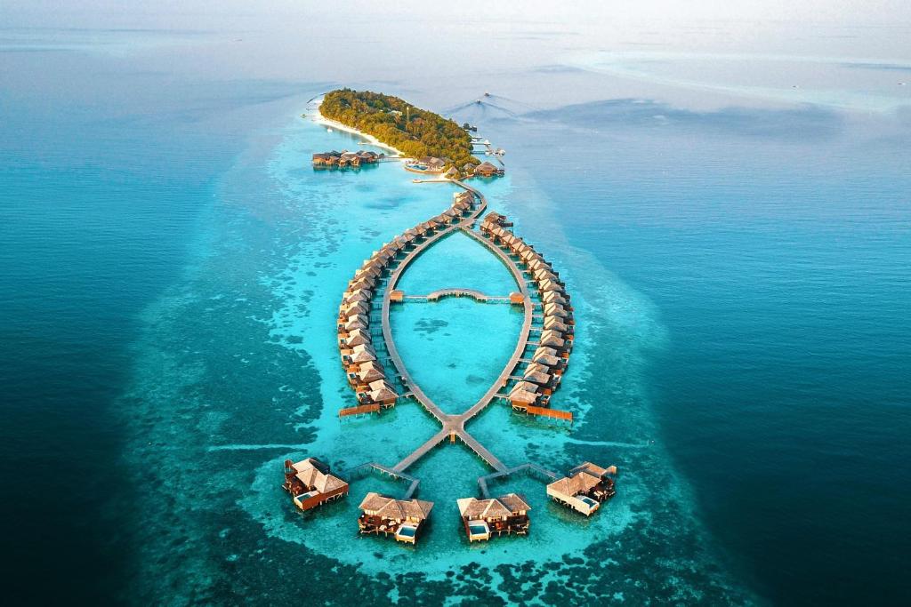 una vista aérea de una isla en el océano en Lily Beach Resort and Spa - All Inclusive, en Dhangethi