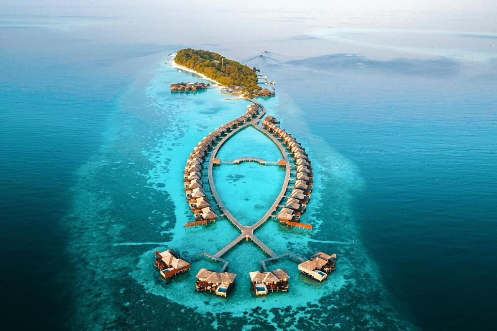 Lily Beach Resort and Spa - All Inclusive في دانجيثي: اطلالة جوية على جزيرة في المحيط