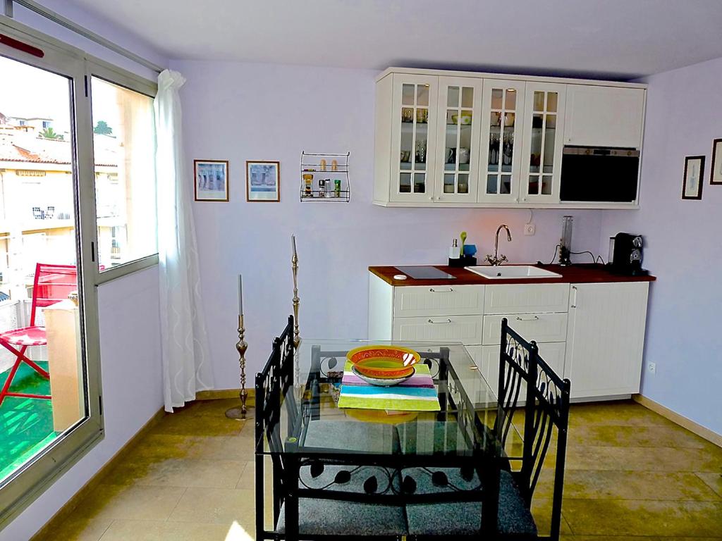 Majoituspaikan Lovely modern top floor apartment in Central Cannes just a short walk from the beaches and the Palais 1519 keitti&ouml; tai keittotila