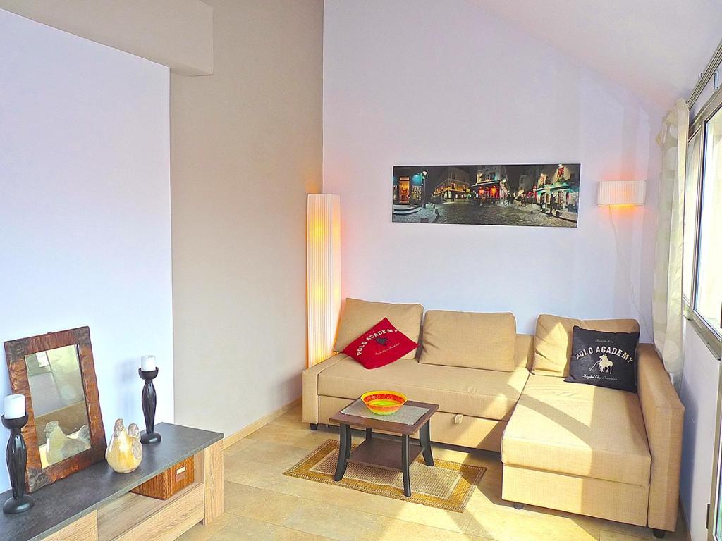 Oleskelutila majoituspaikassa Lovely modern top floor apartment in Central Cannes just a short walk from the beaches and the Palais 1519