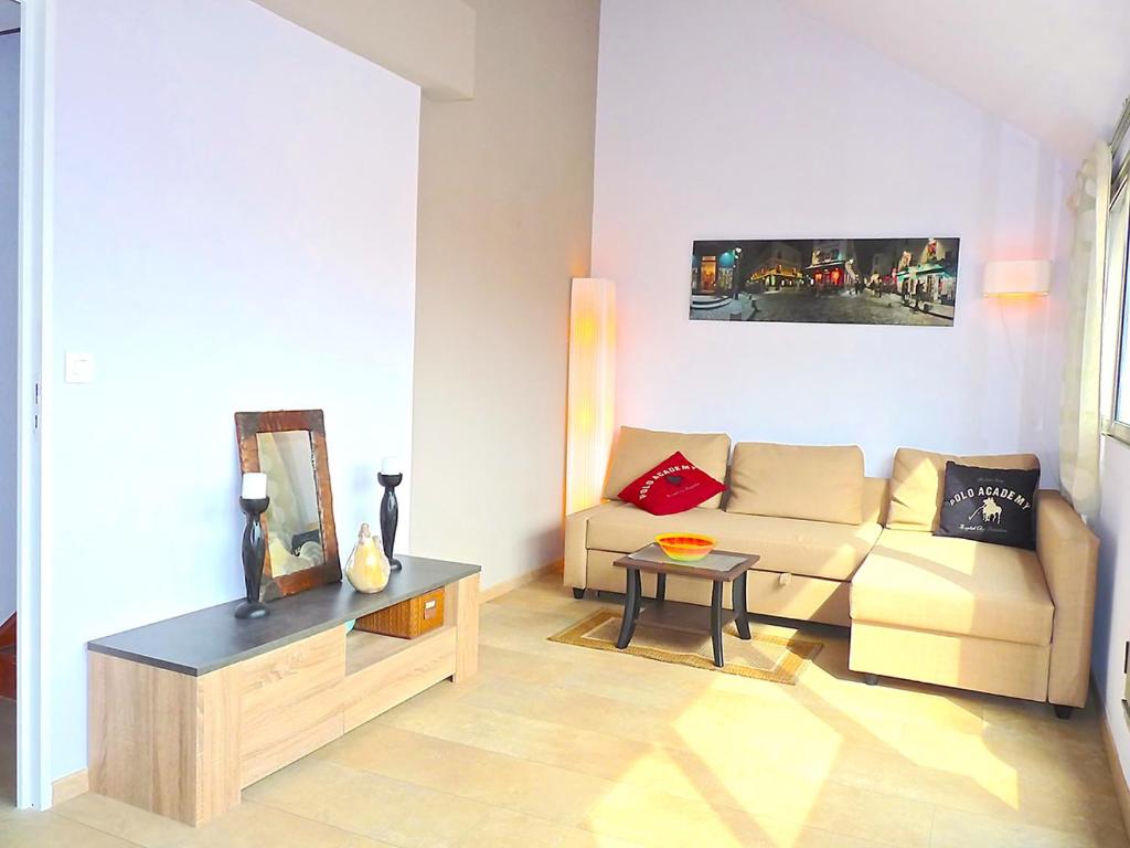 TV tai viihdekeskus majoituspaikassa Lovely modern top floor apartment in Central Cannes just a short walk from the beaches and the Palais 1519