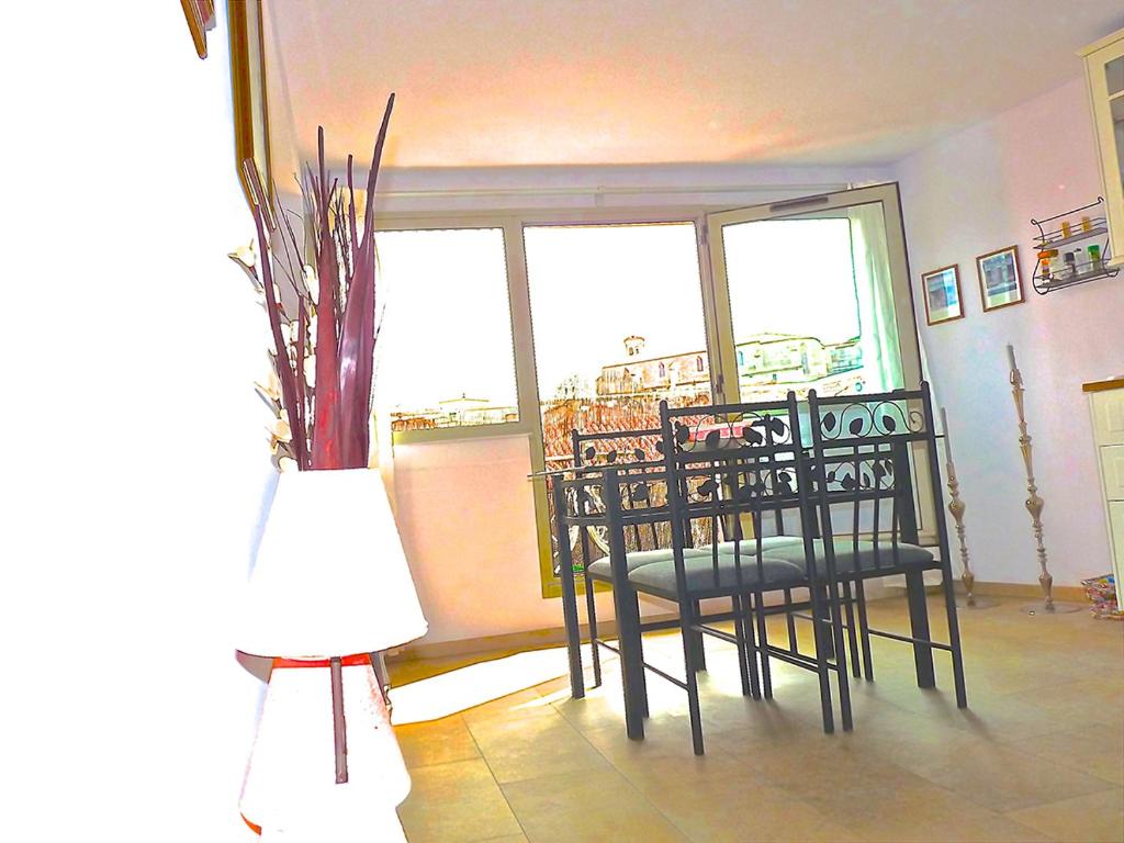 Majoituspaikan Lovely modern top floor apartment in Central Cannes just a short walk from the beaches and the Palais 1519 ravintola tai vastaava paikka