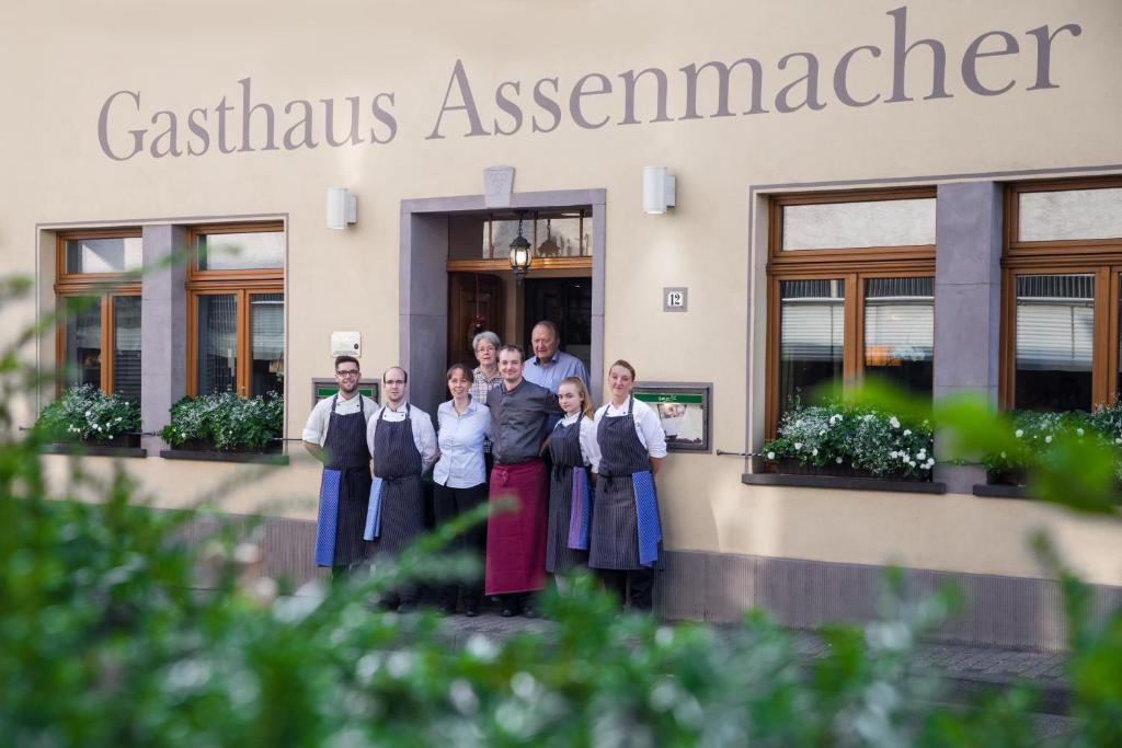 eine Gruppe von Personen, die vor einem Gebäude stehen in der Unterkunft Gasthaus Assenmacher in Altenahr