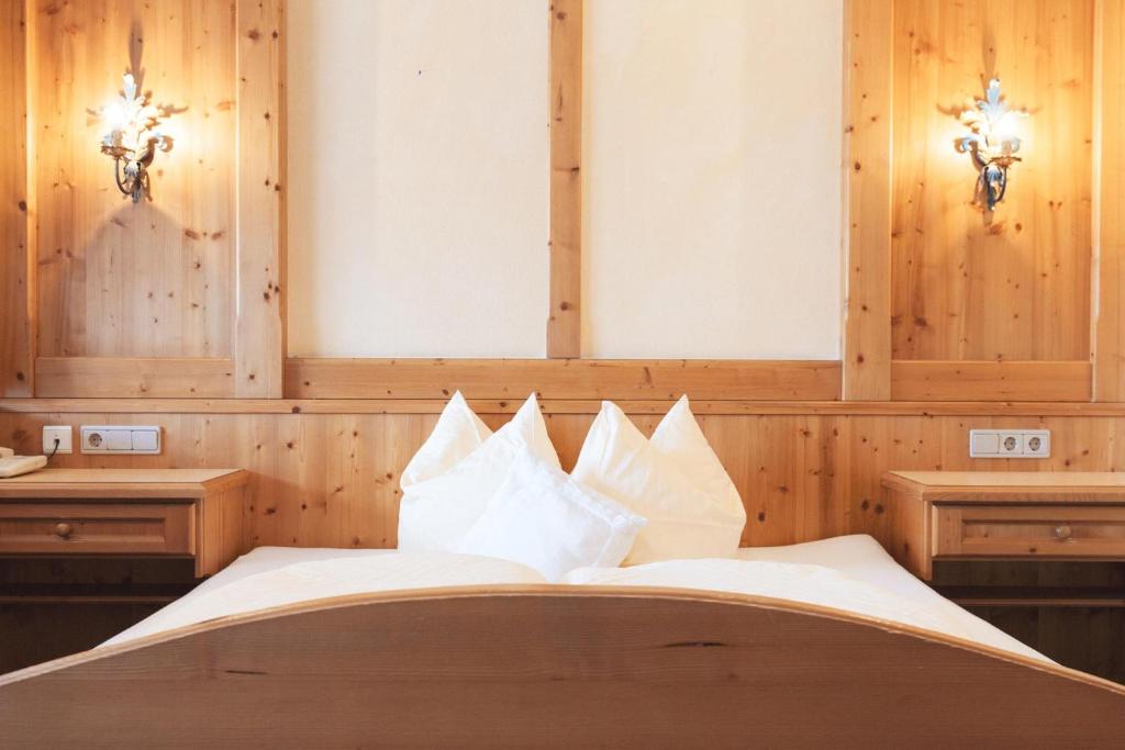 Postel nebo postele na pokoji v ubytování Bergidyll & Hotel Trofana