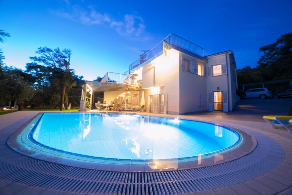 Πισίνα στο ή κοντά στο Paradise with Sea View Apartment