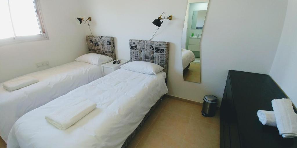 Postel nebo postele na pokoji v ubytování Old Jaffa's Penthouse Boutique Hostel