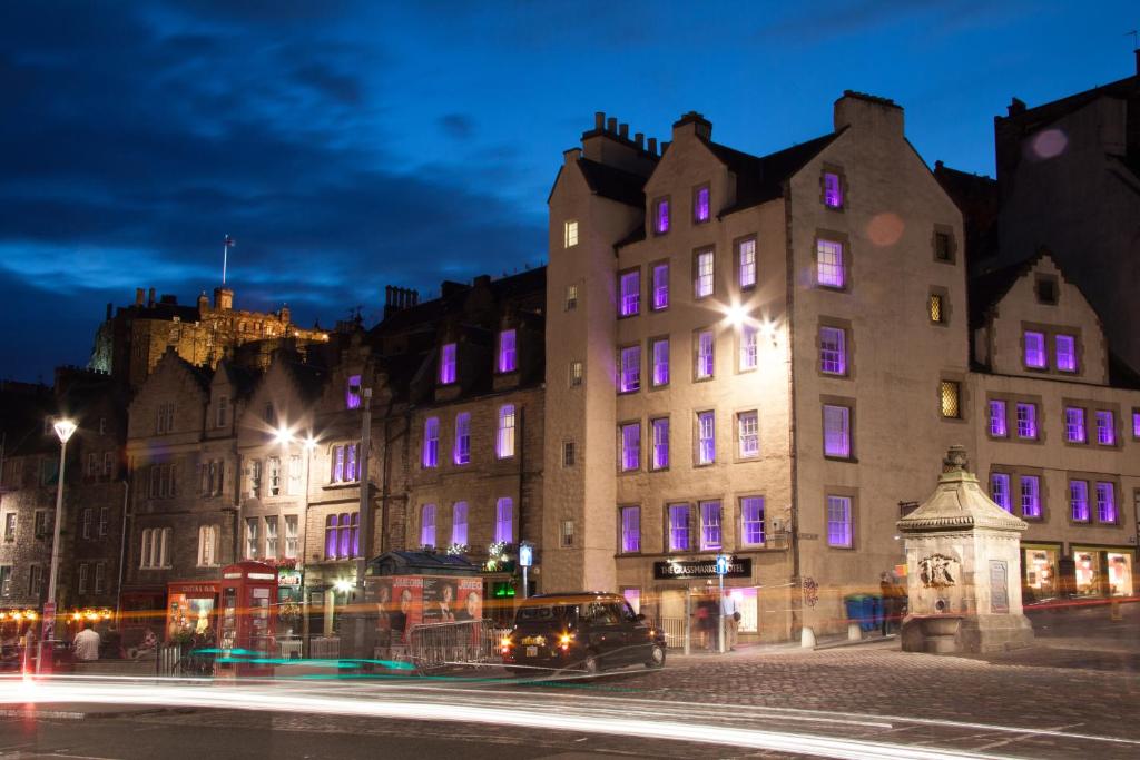 un edificio con luci viola sul lato di Grassmarket Hotel a Edimburgo