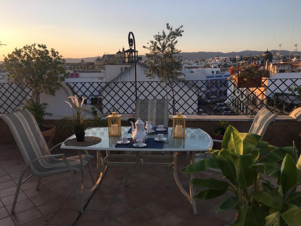 un tavolo e sedie su un balcone con vista di La Casa del Río a Cordoba