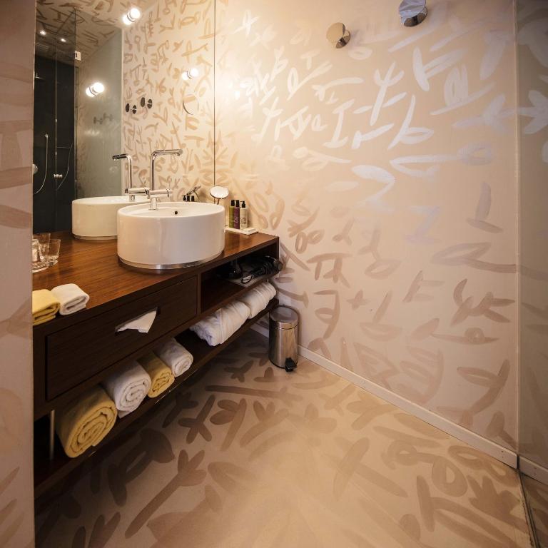A bathroom at Hotel Rathaus - Wein & Design