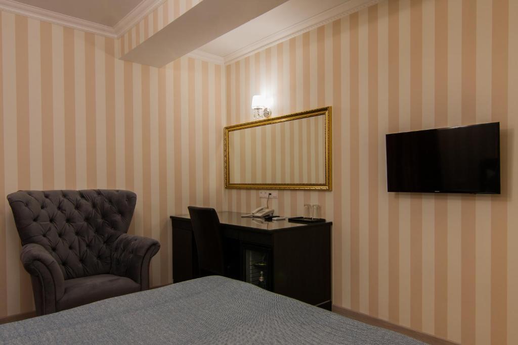 TV a/nebo společenská místnost v ubytování Klassik Hotel