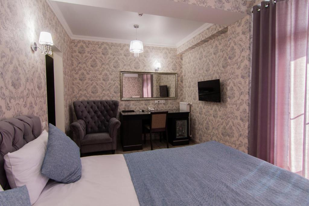 TV a/nebo společenská místnost v ubytování Klassik Hotel