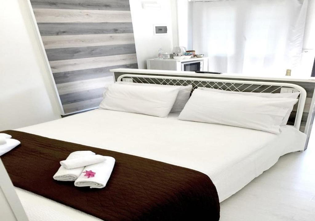 ボローニャにあるLe Suite di Luna Rossellaのベッド1台(白いタオル2枚付)