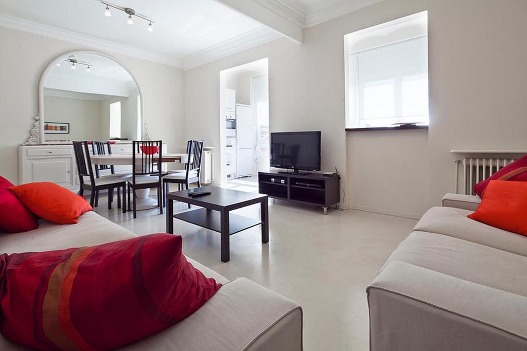 A seating area at Central and Spacious Family Apartment