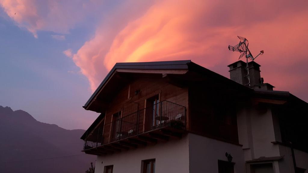 アオスタにあるLa locanda del Mulinoの夕日を背景にした建物