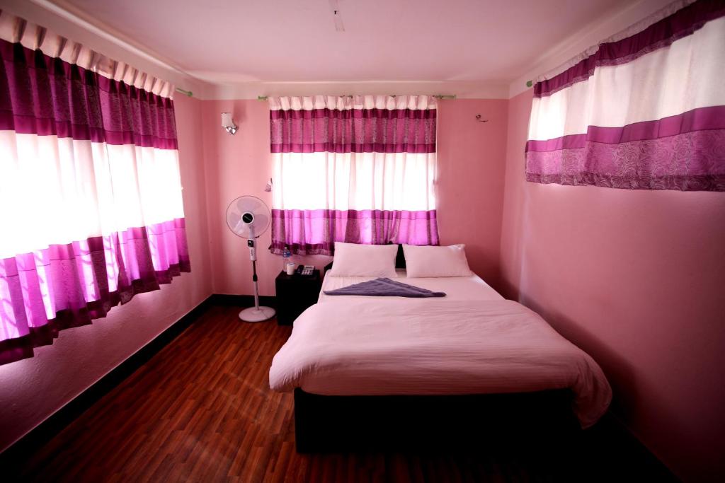 Postel nebo postele na pokoji v ubytování Mitra Garden Inn