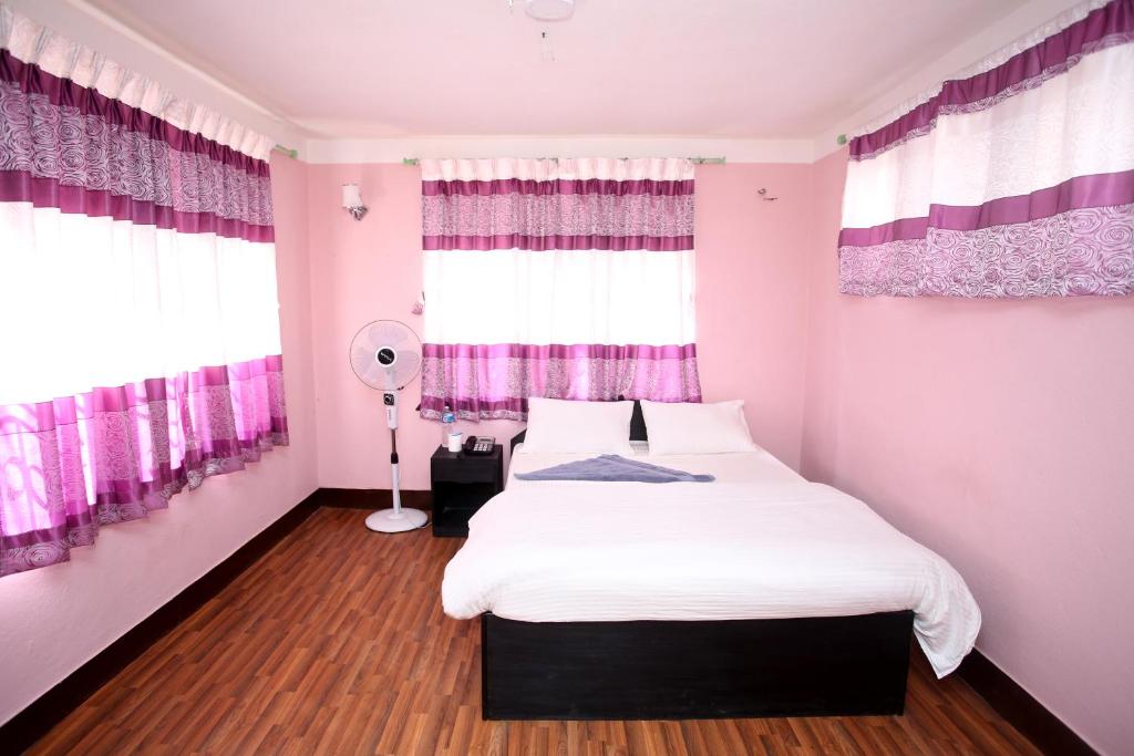 Postel nebo postele na pokoji v ubytování Mitra Garden Inn