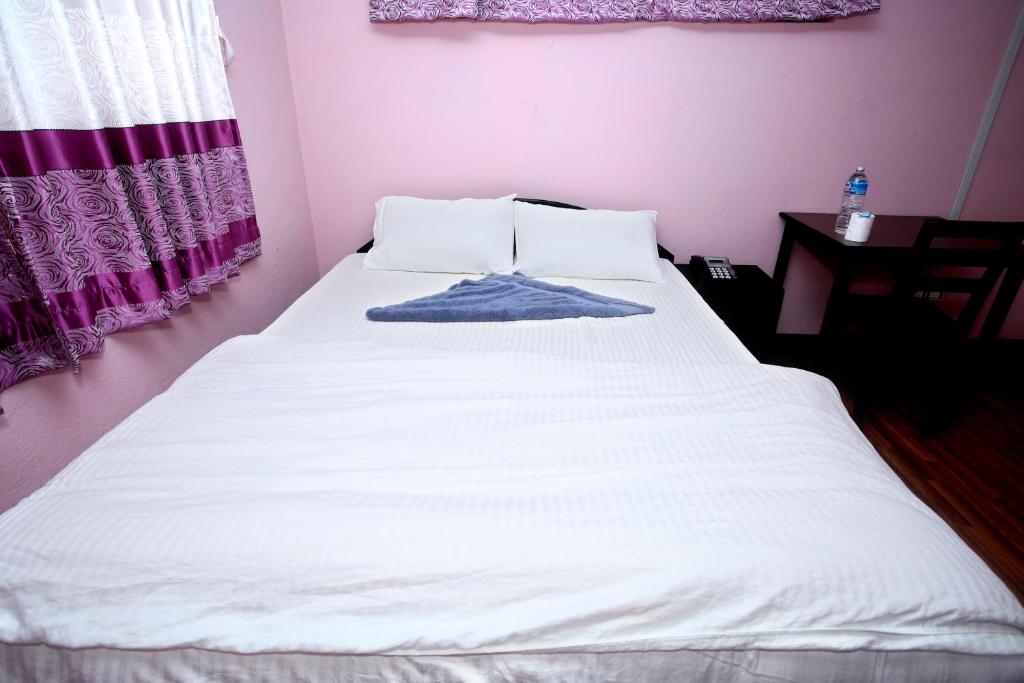 Postel nebo postele na pokoji v ubytování Mitra Garden Inn