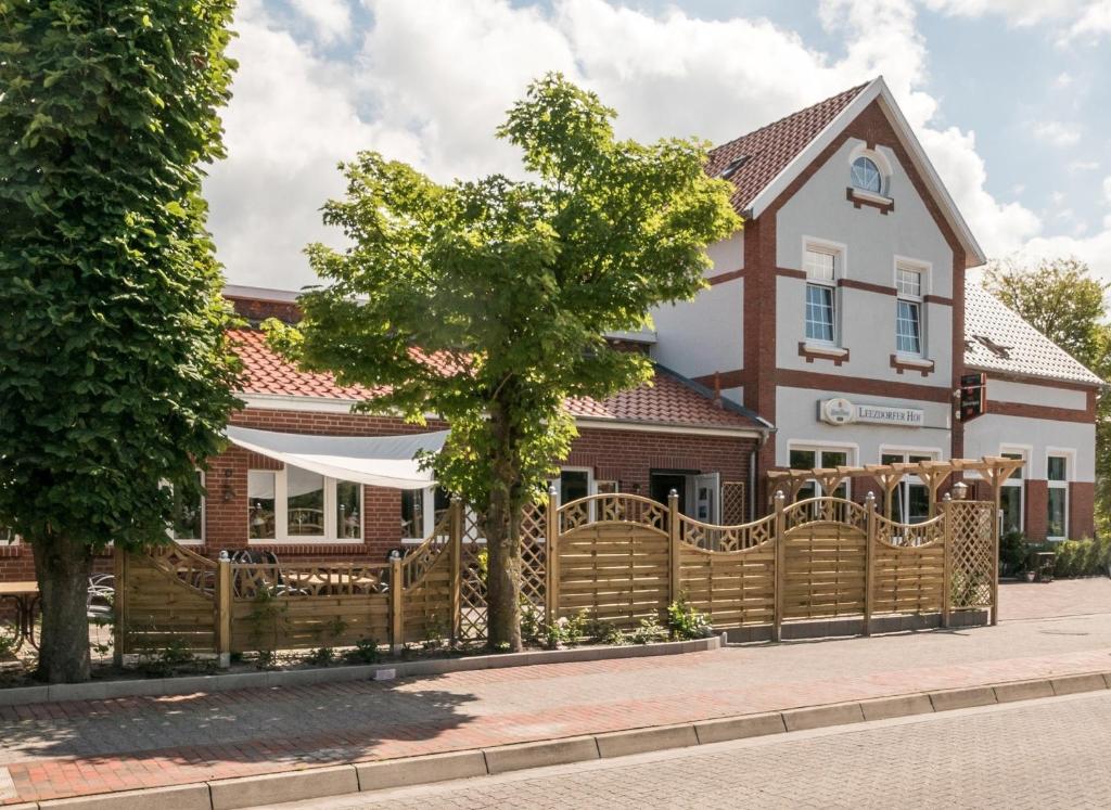 una valla de madera frente a una casa en Leezdorfer Hof en Leezdorf