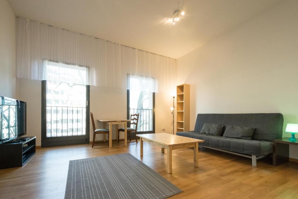 un soggiorno con divano e tavolo di Downtown Apartments a Francoforte sul Meno