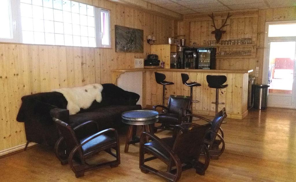 un soggiorno con un cane steso su un divano di Résidence Le Fontenay a Plateau dʼAssy