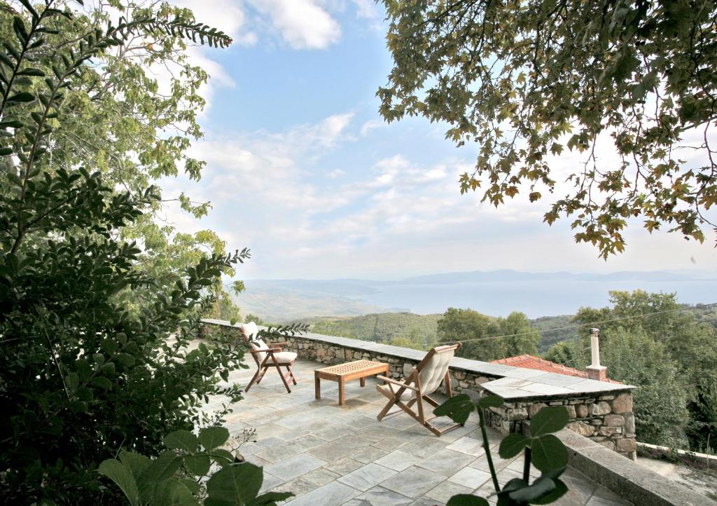 ヴィジツァにあるPelion Belvedere - The Modern Cottageのテーブルと椅子付きの家のデッキからの眺め