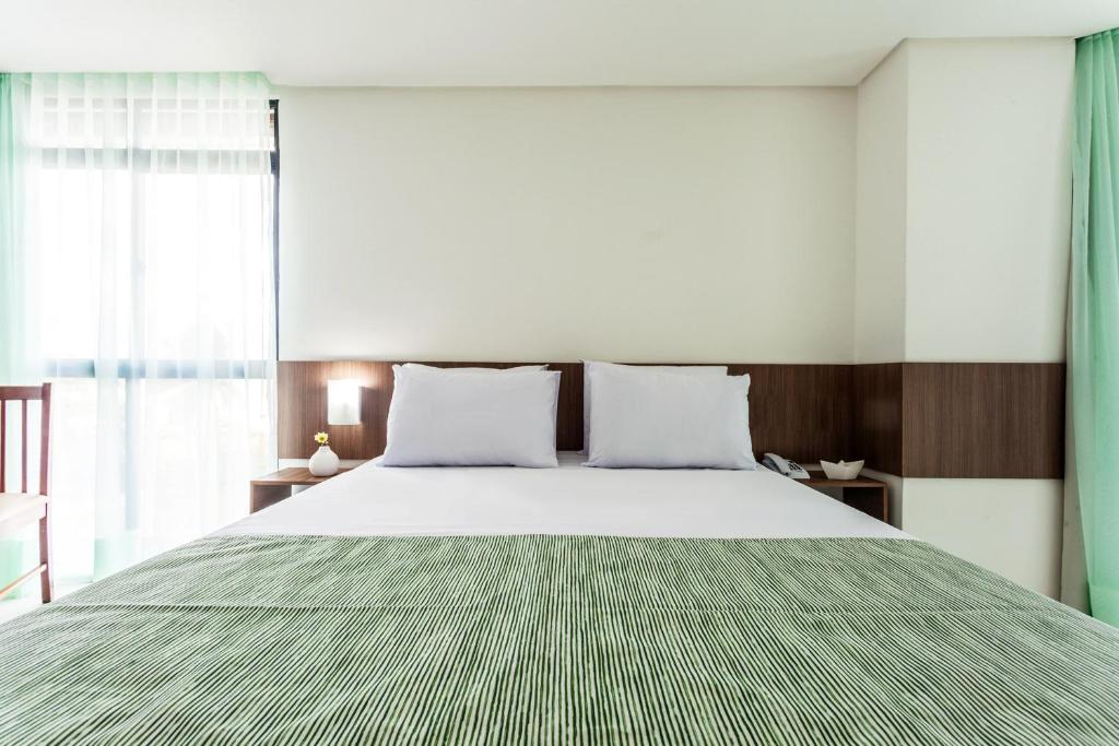 Cama ou camas em um quarto em João Pessoa Hplus Beach