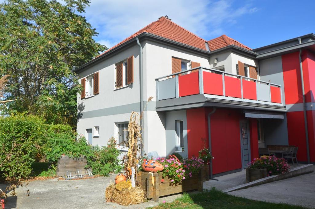 una casa con pintura roja y blanca. en Ferienwohnungen Gruber, en Rust