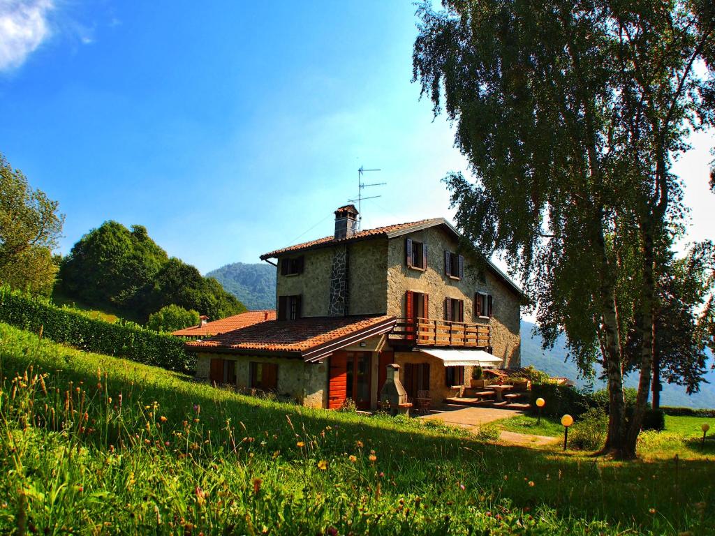 uma casa no lado de uma colina em Casa Vacanza Pratolungo em Zogno