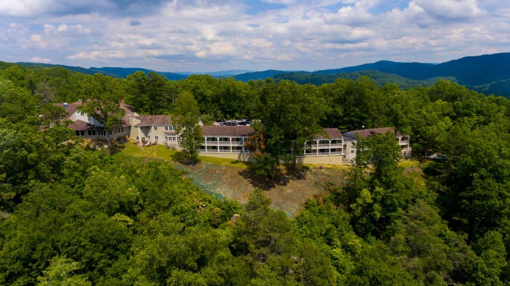 - une vue aérienne sur une maison dans les bois dans l'établissement Pine Mountain State Resort Park, à Pineville