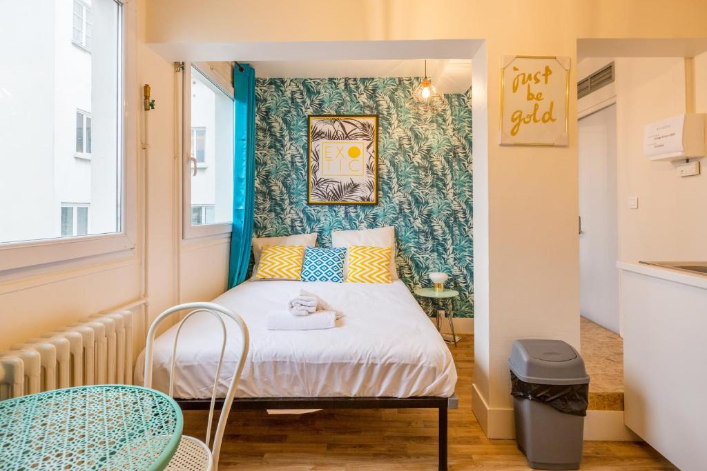 パリにあるApartments WS Champs Elysées - Ponthieuのベッドと窓が備わる小さな客室です。