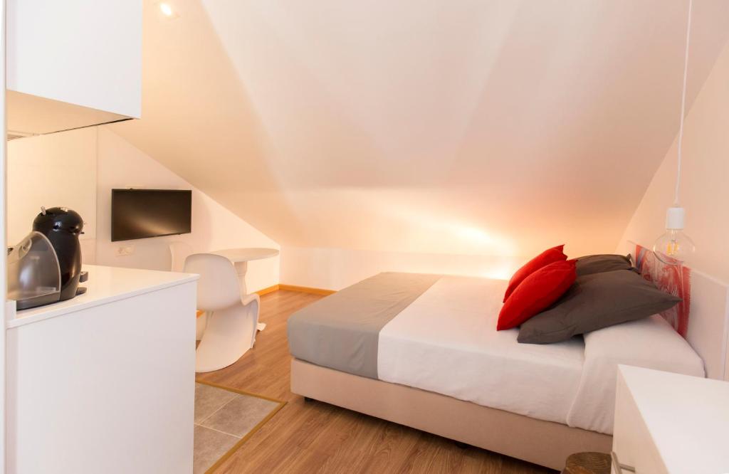 Televízia a/alebo spoločenská miestnosť v ubytovaní Apartamentos Ele San Justo Plaza