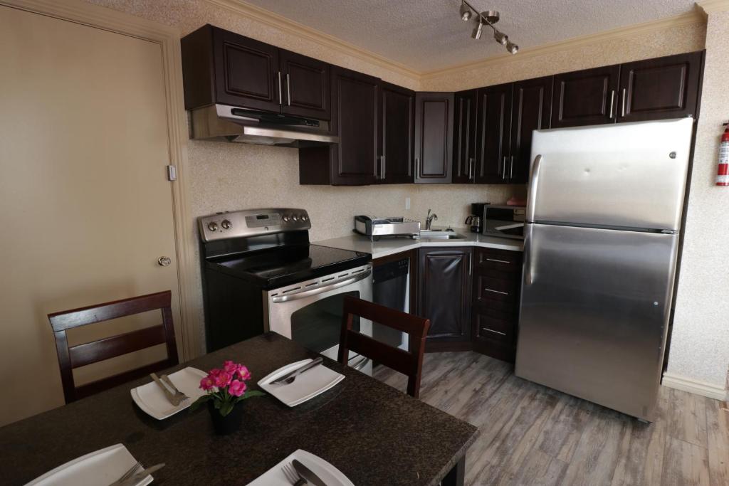 Kuchyň nebo kuchyňský kout v ubytování Divya Sutra Suites on Robson Downtown Vancouver