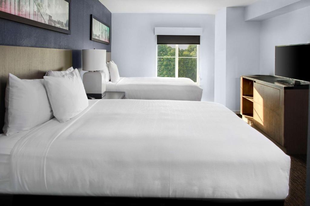 Postel nebo postele na pokoji v ubytování Hyatt House Parsippany Whippany