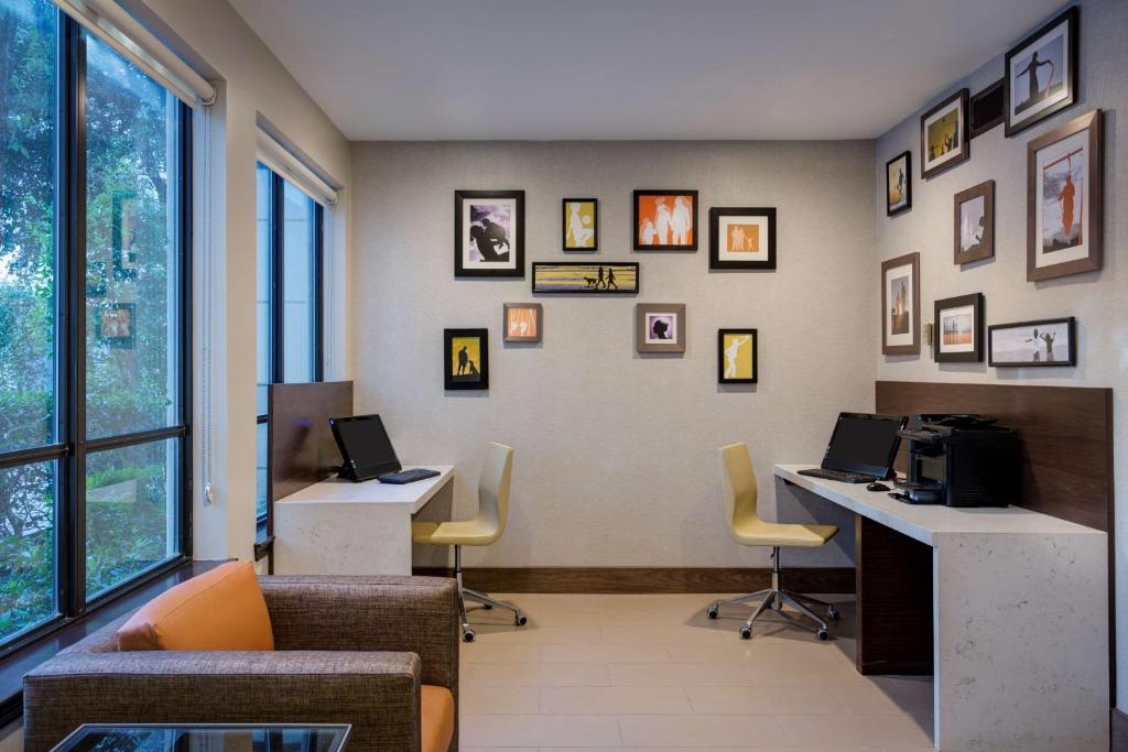 een wachtkamer met twee bureaus en twee computers bij Hyatt House Dallas Uptown in Dallas