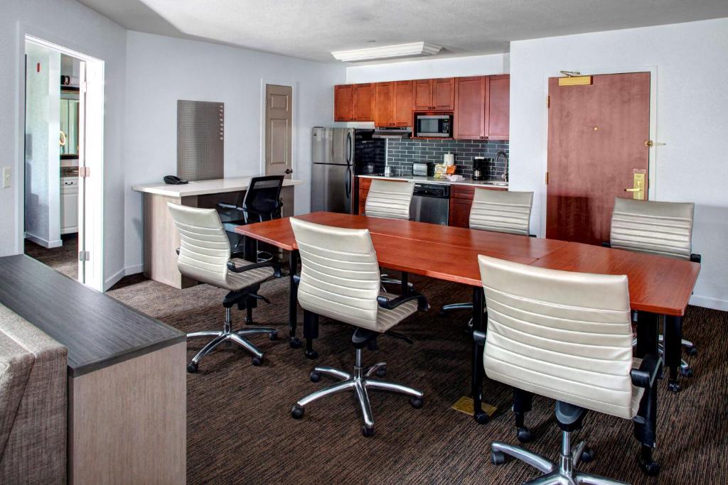 Kuchyň nebo kuchyňský kout v ubytování Hyatt House Parsippany Whippany