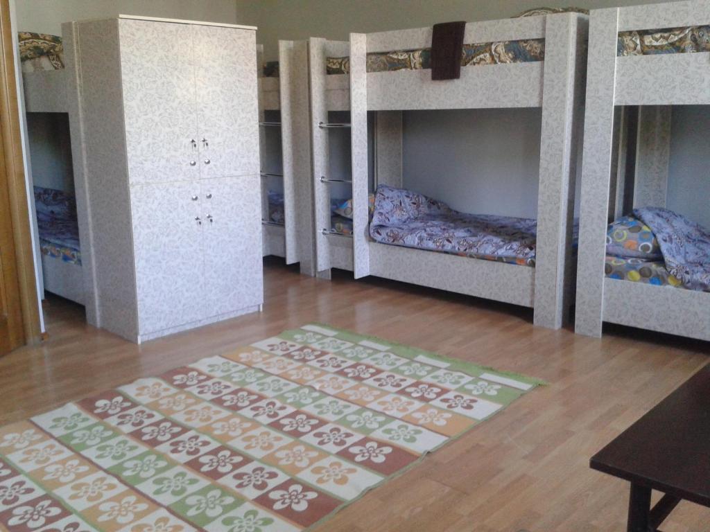 Cette chambre comprend 4 lits superposés et un tapis. dans l'établissement Hostel64, à Almaty
