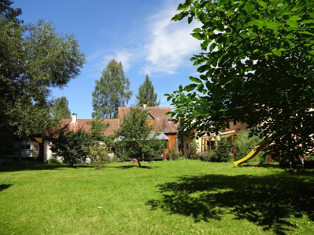 una casa con un patio con una cometa amarilla en Ferienhaus Lehmannsbrück, en Wolfsberg