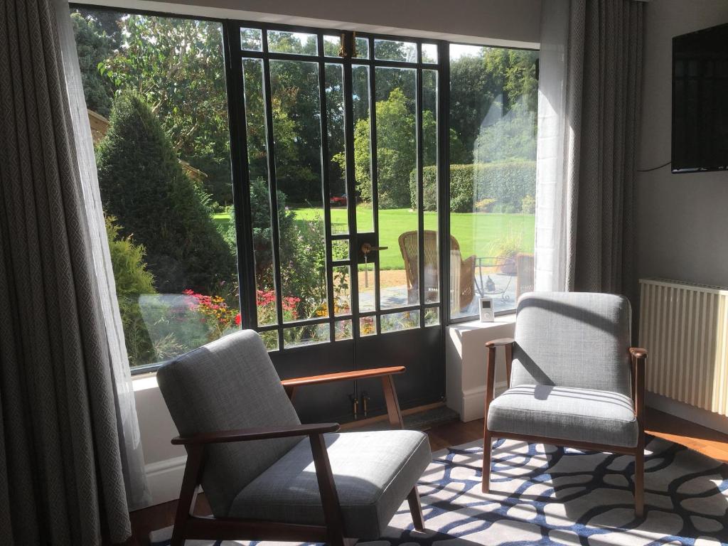 a living room with two chairs and a large window at Oak-Island Hall in Huntingdon