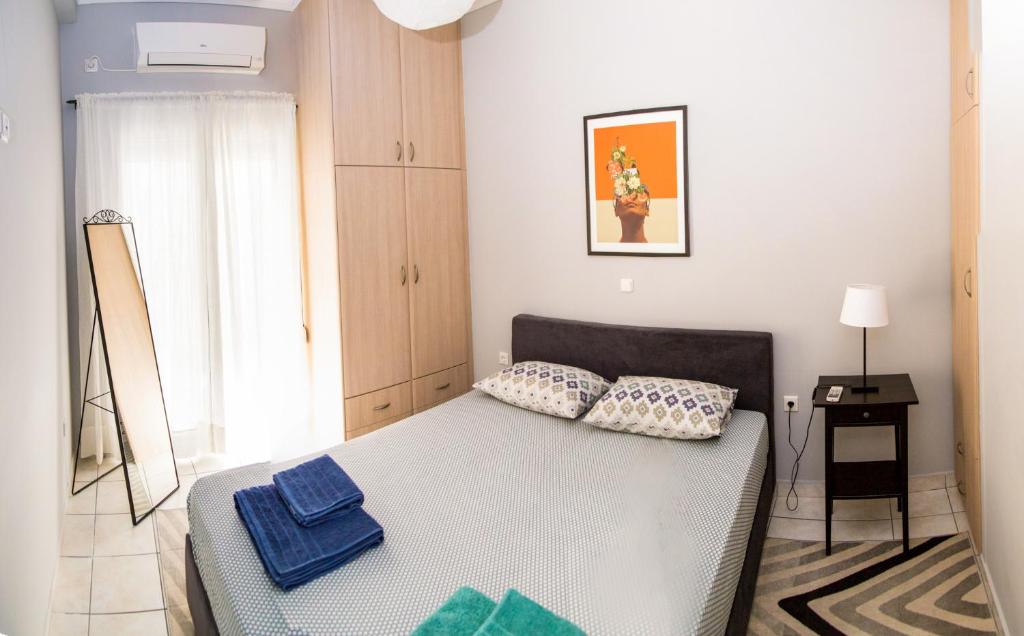 een slaapkamer met een bed met 2 kussens erop bij Gazi Area close to Subway in Athene