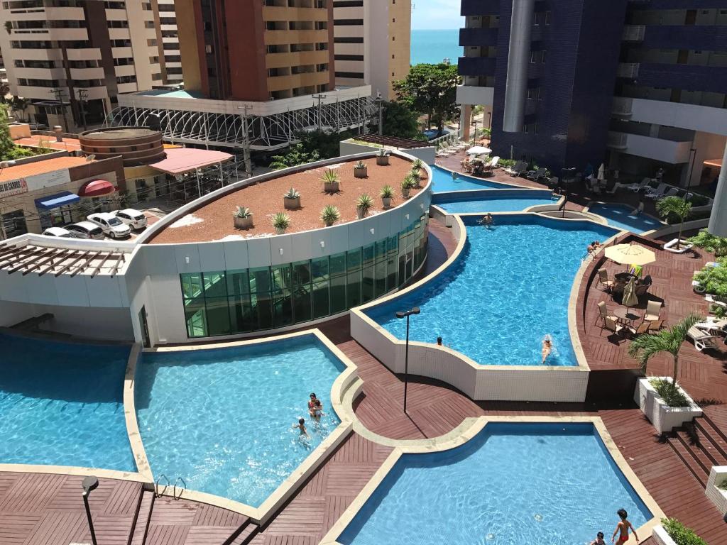 una vista aérea de dos piscinas en un complejo en APARTAMENTO 17º Andar Beira Mar com 2 QUARTOS, en Fortaleza