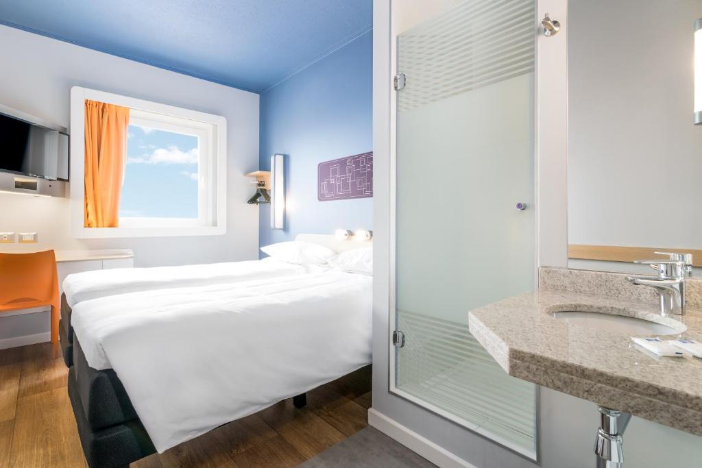 Una cama o camas en una habitación de ibis budget Iquique