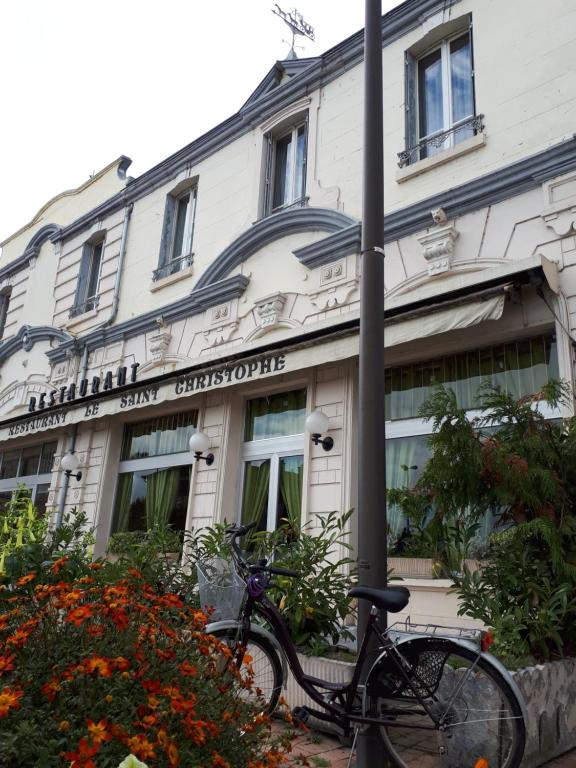 een fiets geparkeerd voor een gebouw bij Le Saint Christophe in Cosne Cours sur Loire