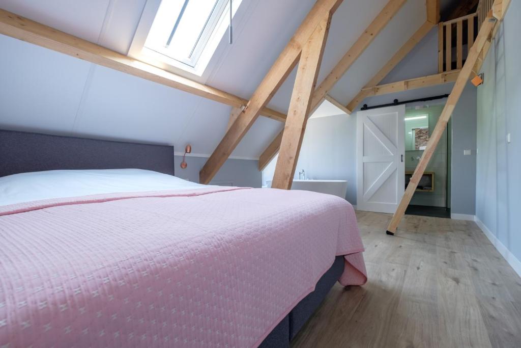 B&B Erve ten Dam - Family Room With Bath