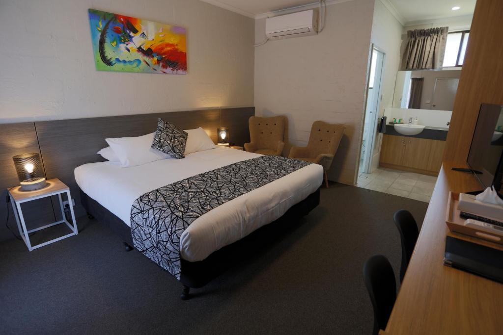 Habitación de hotel con cama y baño en Coachman's Eden, en Eden