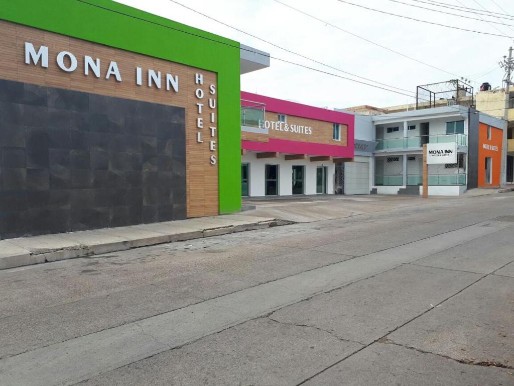 una calle vacía en una ciudad con edificios en Mona Inn en Mazatlán