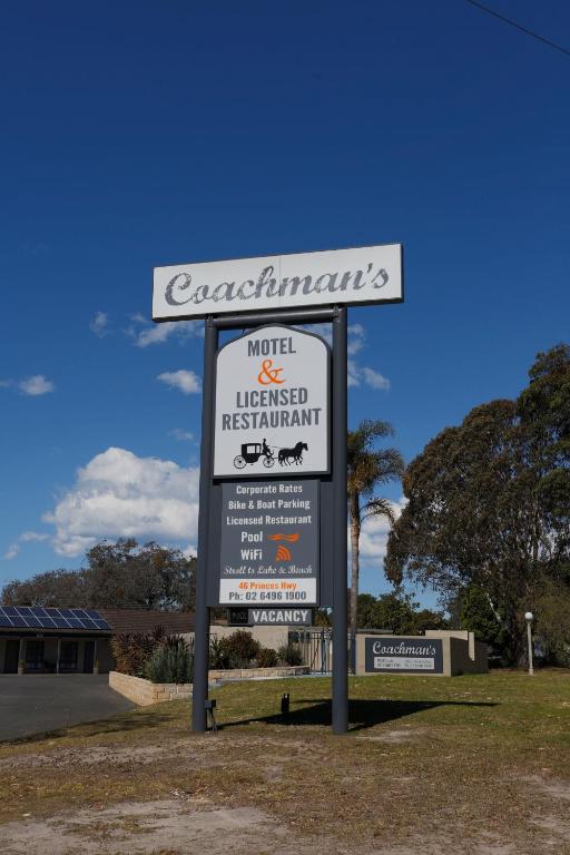 una señal frente a un edificio con una señal en Coachman&#39;s Eden, en Eden