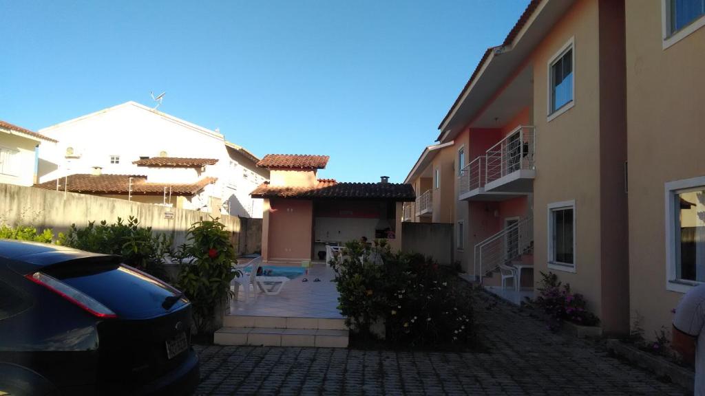 una casa con un coche aparcado delante de ella en apartamento vizinho ao mar, en Porto Seguro